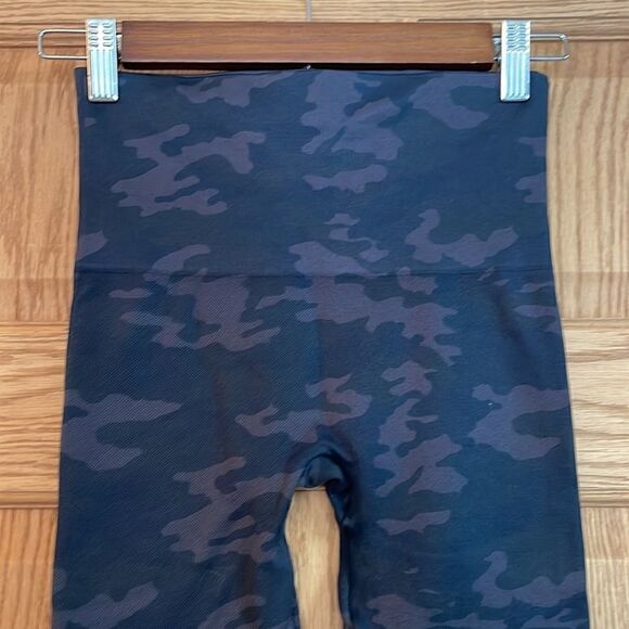 SPANX Look At Me Now Camo Leggings - Picture 8 of 11